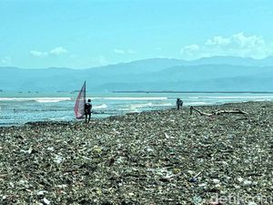 Jorok! Lautan Sampah di Pesisir Loji Sukabumi Bikin Ilfil Jorok! Lautan Sampah di Pesisir Loji Sukabumi Bikin Ilfil