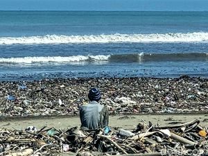 Penampakan Pesisir Loji Sukabumi yang Dipenuhi Lautan Sampah Penampakan Pesisir Loji Sukabumi yang Dipenuhi Lautan Sampah
