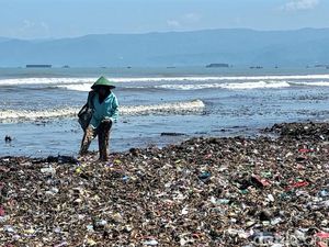 Bikin Jijik! Ada Pemandangan Lautan Sampah di Pesisir Loji Sukabumi Bikin Jijik! Ada Pemandangan Lautan Sampah di Pesisir Loji Sukabumi