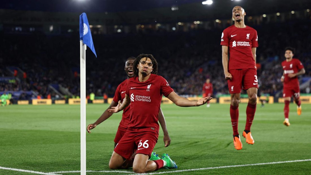 Liverpool menang 3-0 di kandang Leicester City dalam lanjutan Premier League (Foto: AFP via Getty Images/DARREN STAPLES)