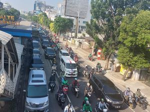 Lalin Mampang Jaksel Macet, Pengendara Ada yang Terobos Busway Lalin Mampang Jaksel Macet, Pengendara Ada yang Terobos Busway
