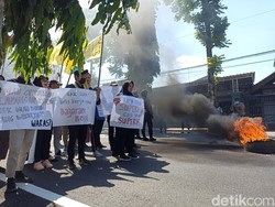 Demo Disnaker Tuntut Upah Buruh Layak, Mahasiswa Blitar Bakar Ban