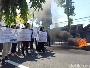 Demo Disnaker Tuntut Upah Buruh Layak, Mahasiswa Blitar Bakar Ban Demo Disnaker Tuntut Upah Buruh Layak, Mahasiswa Blitar Bakar Ban