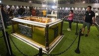 Pelé memimpin Brasil meraih gelar Piala Dunia pada tahun 1958, 1962 dan 1970. Dia adalah satu-satunya pemain yang memenangkannya tiga kali. Bulan lalu, kamus Brasil menambahkan Pelé sebagai kata sifat untuk digunakan saat mendeskripsikan seseorang yang luar biasa, tak tertandingi, unik.  