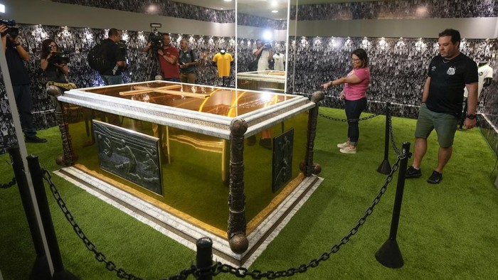Makam Legenda Sepakbola Brasil Pele Dibuka untuk Umum Fans visit the tomb of the late Brazilian soccer great Pele which became open to the public for the first time at the mausoleum of Necropole Ecumenica Memorial Cemetery in Santos, Brazil, Monday, May 15, 2023. (AP Photo/Andre Penner)