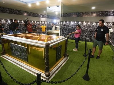 Makam Legenda Sepakbola Brasil Pele Dibuka untuk Umum