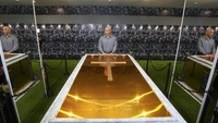 Penggemar yang ingin hadir harus memesan waktu di situs pemakaman Memorial.  