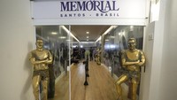 Di lantai dua pemakaman vertikal di Santos, di luar Sao Paulo, mausoleum menyambut para penggemar dengan dua patung emas Pelé; lantainya adalah rumput buatan; dindingnya adalah gambar para penggemar di sebuah stadion; dan ada sorakan sorakan tanpa henti, seolah-olah Pelé masih bermain. Langit-langit di atas peti mati juara Piala Dunia tiga kali itu berwarna biru.