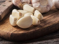 10 Manfaat Bawang Putih bagi Kesehatan Jika Dikonsumsi Mentah