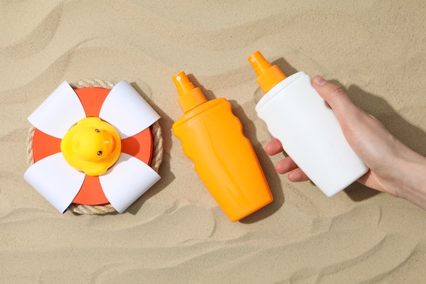 Manfaat sunscreen spray / Foto: freepik.com/atlascompany Manfaat sunscreen spray / Foto: freepik.com/atlascompany