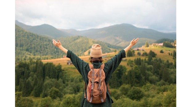 Ilustrasi tengah berada di alam terbuka.