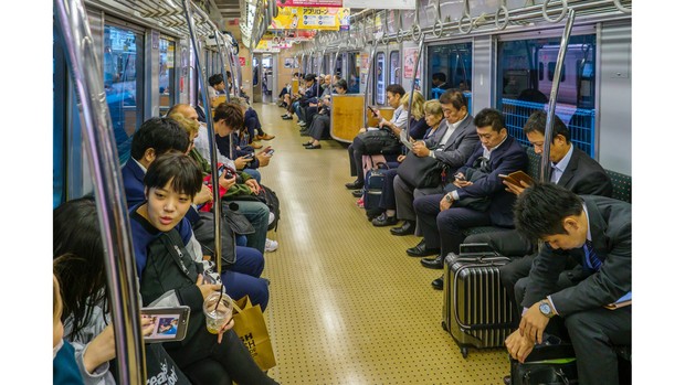 Ilustrasi suasana di dalam sebuah kereta.