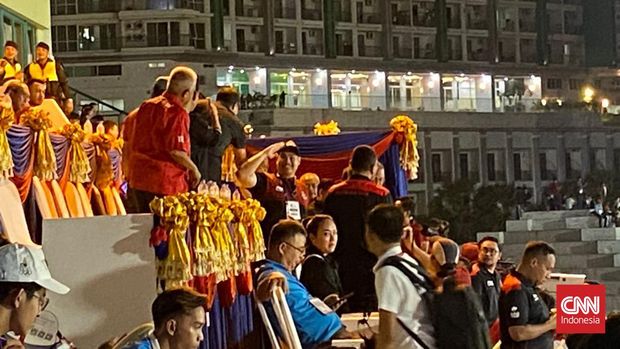 Menpora Dito Ariotedjo terlihat di tribun Stadion Olimpiade memberikan dukungan di laga Timnas Indonesia U-22 vs Thailand. (CNNIndonesia.com/Muhammad Ikhwanuddin)