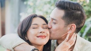 7 Foto Romantis Nana Mirdad & Andrew White Anniversary ke-17, Couple Goals!