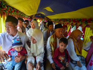 Belasan Pasangan Nikah Massal di Padang Diarak Naik Odong-odong