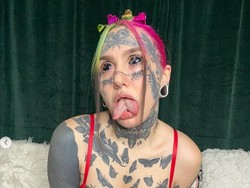 Bertato Ekstrem, Wanita Ini Dikeluarkan Dari Gereja dan Disebut Jelmaan Iblis