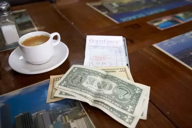 Protes Tak Dapat Tip Layani Pesanan Rp 10,8 Juta, Pelayan Ini Dipecat