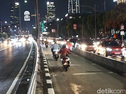 Hindari Tilang Manual di Gatsu, Pemotor Nekat Lawan Arah di Jalur TransJ