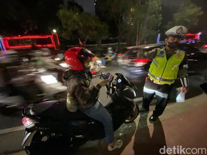 Kena Tilang, Pengendara Ini Ngaku Tak Tahu Motor Dilarang Masuk Jalur TransJ