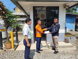 Detik-detik Petugas Perlintasan Kereta Selamatkan Pejalan Kaki