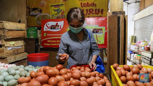 Penjual menata telur ayam di Pasar Tebet, Jakarta Selatan, Selasa (16/5/2023). (CNBC Indonesia/Faisal Rahman)