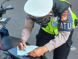Tak Pakai Helm, Pemotor Kaget Kena Tilang Manual di Pancoran Jaksel