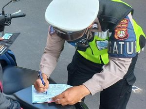 Viral Polisi di Bukittinggi Minta Uang Tilang Tak Masuk Akal ke Pengendara Viral Polisi di Bukittinggi Minta Uang Tilang Tak Masuk Akal ke Pengendara