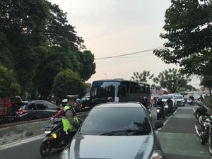 Polisi Tilang Manual Pelanggar Gage hingga Lampu Merah di Jatinegara Polisi Tilang Manual Pelanggar Gage hingga Lampu Merah di Jatinegara