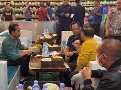 Rayakan Kemenangan Timnas RI, Jokowi Makan Durian Bareng Pramono-Tito