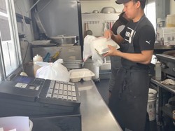 Pria Indonesia Ini Jual Nasi Goreng di Amerika, Laris Manis!