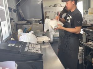 Pria Indonesia Ini Jual Nasi Goreng di Amerika, Laris Manis! Pria Indonesia Ini Jual Nasi Goreng di Amerika, Laris Manis!