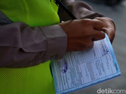 Akal-akalan Pengendara Mobil Mewah Nunggak Pajak, Ditilang Ajak Damai