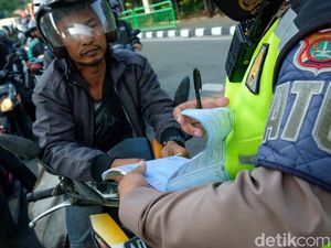 Priiit! Pengendara Bandel Kena Tilang Manual di Pancoran