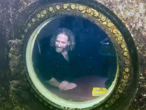 Seorang Profesor Tinggal di Bawah Air Selama 2 Bulan Lebih, Tujuannya Apa?