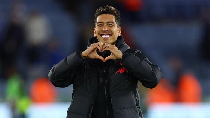 Soccer Football - Premier League - Leicester City v Liverpool - King Power Stadium, Leicester, Britain - May 15, 2023 Liverpool's Roberto Firmino celebrates  after the match REUTERS/Carl Recine EDITORIAL USE ONLY. No use with unauthorized audio, video, data, fixture lists, club/league logos or 'live' services. Online in-match use limited to 75 images, no video emulation. No use in betting, games or single club /league/player publications.  Please contact your account representative for further details.