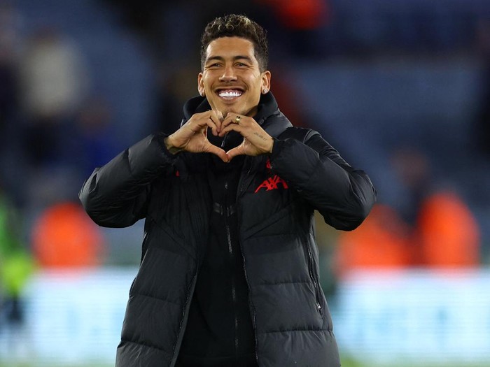 Soccer Football - Premier League - Leicester City v Liverpool - King Power Stadium, Leicester, Britain - May 15, 2023 Liverpool's Roberto Firmino celebrates  after the match REUTERS/Carl Recine EDITORIAL USE ONLY. No use with unauthorized audio, video, data, fixture lists, club/league logos or 'live' services. Online in-match use limited to 75 images, no video emulation. No use in betting, games or single club /league/player publications.  Please contact your account representative for further details.