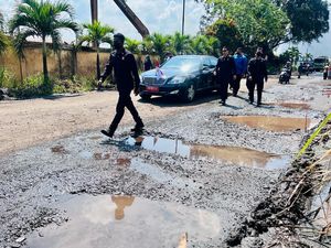 Saat Jokowi Mendadak Minta Ganti Rute demi Cek Jalan Rusak di Jambi Saat Jokowi Mendadak Minta Ganti Rute demi Cek Jalan Rusak di Jambi