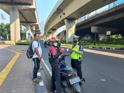 Tilang Manual Berlaku Lagi, Pemotor Bandel di Pancoran Ditilang Polisi