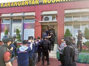 14 Napi Terkait Penipuan Online Asal Jabar Dipindah ke Nusakambangan 14 Napi Terkait Penipuan Online Asal Jabar Dipindah ke Nusakambangan
