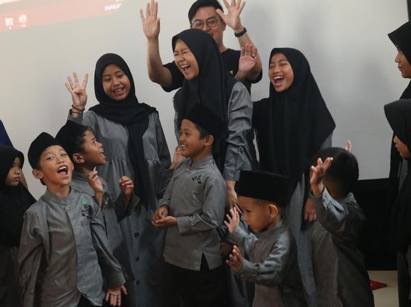 Senyum Anak-anak Panti Asuhan dapat Perlengkapan Sekolah Gratis