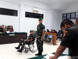 Tangis Sertu Yalpin Dengar Tuntutan Hukuman Mati di Kasus Bawa Sabu 75 Kg