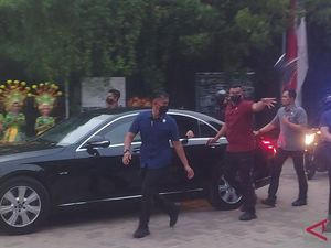 Gembiranya Siswa SD di Pluit Terima Kaus dari Jokowi Tepat Hari Ultah