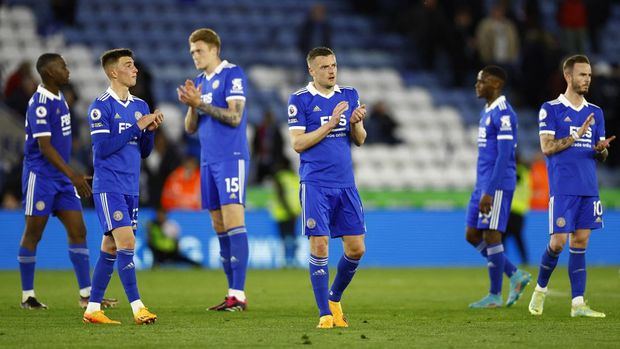 Soccer Football - Premier League - Leicester City v Liverpool - King Power Stadium, Leicester, Britain - May 15, 2023 Leicester City's Jamie Vardy applauds fans after the match Action Images via Reuters/Andrew Boyers EDITORIAL USE ONLY. No use with unauthorized audio, video, data, fixture lists, club/league logos or 'live' services. Online in-match use limited to 75 images, no video emulation. No use in betting, games or single club /league/player publications.  Please contact your account representative for further details.