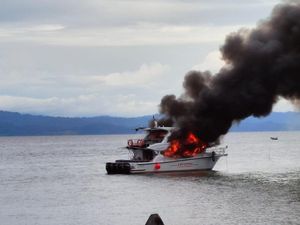 Detik-detik Speedboat Hendak Angkut Bupati Teluk Wondama Meledak-Terbakar Detik-detik Speedboat Hendak Angkut Bupati Teluk Wondama Meledak-Terbakar