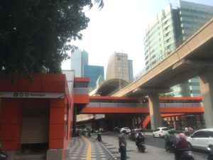 Biasanya Naik Motor, Karyawan di Kuningan Tak Sabar Nunggu LRT Beroperasi Biasanya Naik Motor, Karyawan di Kuningan Tak Sabar Nunggu LRT Beroperasi