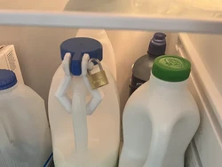 Pelit! Karyawan Ini Gembok Botol Susunya Agar Tak Diminum Rekannya