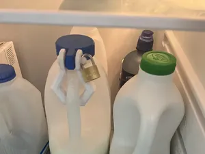 Pelit! Karyawan Ini Gembok Botol Susunya Agar Tak Diminum Rekannya Pelit! Karyawan Ini Gembok Botol Susunya Agar Tak Diminum Rekannya