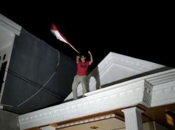 Indonesia Raih Emas, Ayah Rizky Ridho Naik Atap Kibarkan Merah Putih