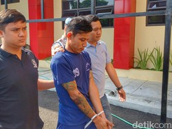 Wajah Lesu Penusuk Bergunting Usai Ditangkap Polisi di Bandung