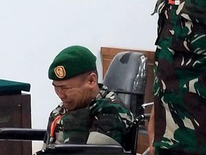 Beda Ekspresi Sertu Yalpin saat Dituntut Hukuman Mati-Divonis Seumur Hidup Beda Ekspresi Sertu Yalpin saat Dituntut Hukuman Mati-Divonis Seumur Hidup